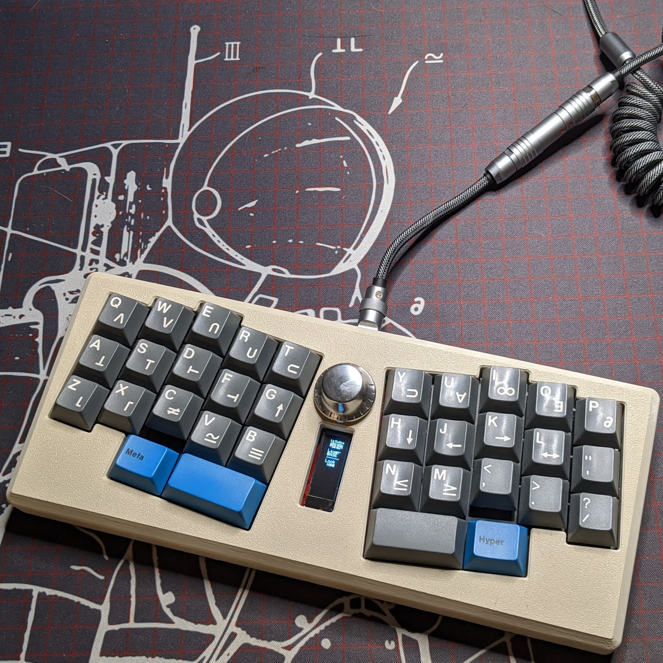 sickbabies' Le Chiffre, featuring GMK space cadet, and a beige 3DPrinted case from P3D storel >